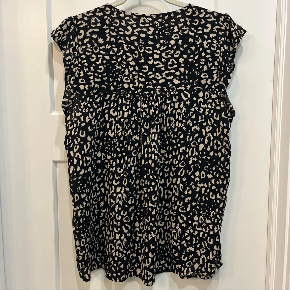 Savanna Jane Animal Print Boho Embroidered Top Blouse Size Medium Flutter Sleeve